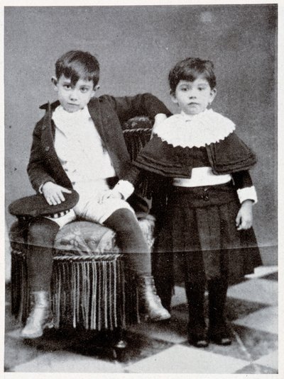 Der siebenjährige Pablo Picasso mit seiner Schwester Conchita, 1888 von Spanish Photographer